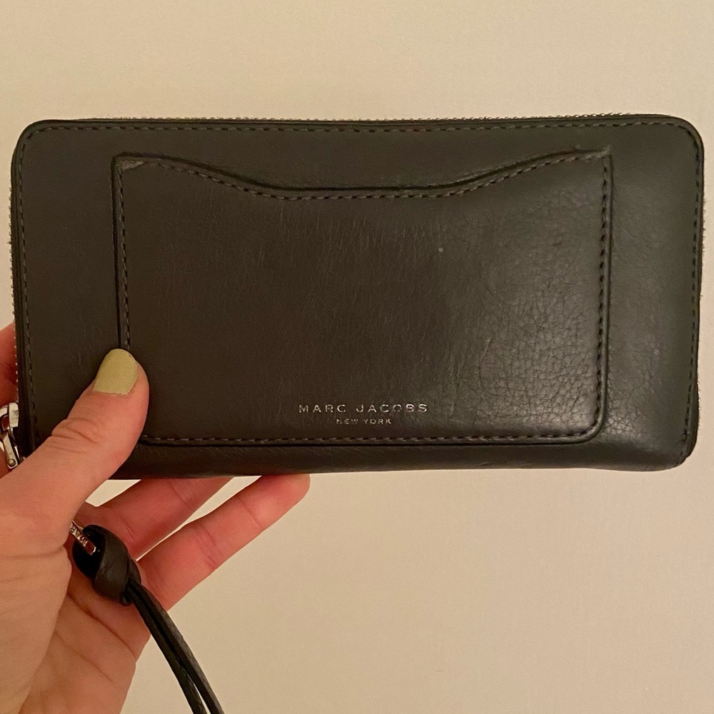 Marc Jacobs Zip Around Wallet